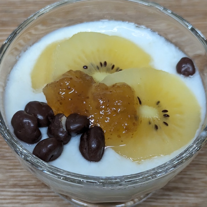 キウイと麦チョコのジャムがけヨーグルト